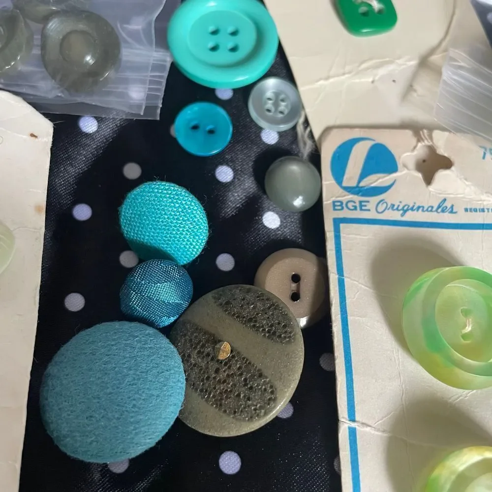 Vintage Lot sewing Clothing flat shank buttons various material‎ & sizes green